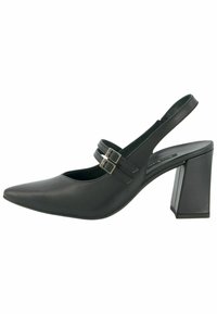 Pompe à talon slingback en cuir noir avec un bout pointu, deux accents de boucle et un talon épais. Texture lisse et design minimaliste.