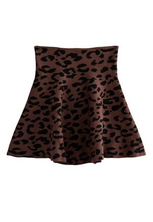 Bruine uitlopende rok met zwarte luipaardprint, gemaakt van een getextureerde stof. De tailleband is aansluitend, waarbij de uitlopende zoom wordt benadrukt.