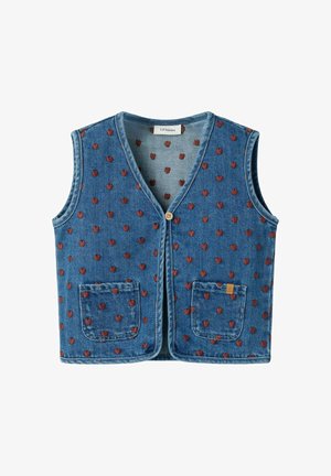 Veste en jean bleu sans manches avec motifs de cœurs rouges, deux poches avant et une fermeture par un unique bouton en bois.