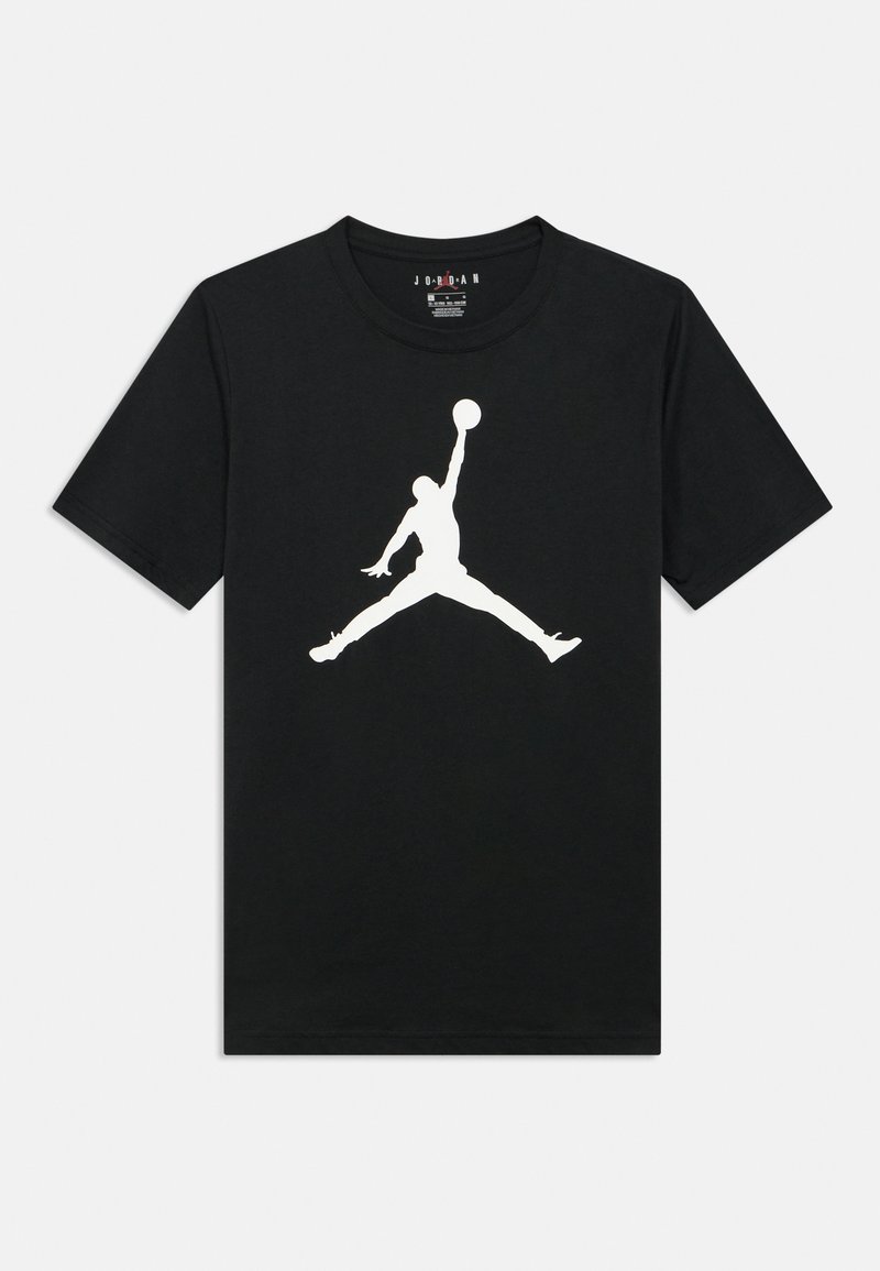 Musta puuvillainen t-paita, jonka keskellä on suuri valkoinen Jumpman-logo; lyhyet hihat ja pyöreä pääntie.