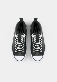 Schwarze High-Top-Sneaker aus synthetischem Material mit weißen Gummi-Zehen und Schnürsenkeln. Auffällig sind die Zuglaschen und das Markenlogo im Inneren.