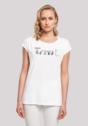 Weißes Baumwoll-T-Shirt mit aufgeschlagenen Ärmeln, das eine cartoonartige Grafik von Pinguinen mit Blumen zeigt. Einfacher, lockerer Schnitt, runder Halsausschnitt, minimale Details.
