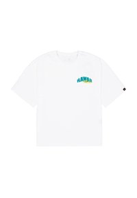 Fehér pamut póló rövid ujjakkal, elöl egy teal és sárga "HAWAII" grafikával. Nincsenek minták vagy további részletek.