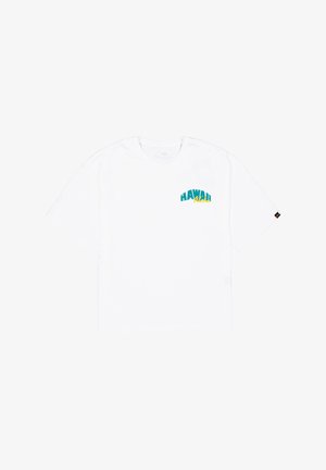 Biely bavlnený tričko s krátkymi rukávmi, s tehlovo-zelenou a žltou grafikou "HAWAII" na prednej strane. Žiadne vzory ani ďalšie detaily.