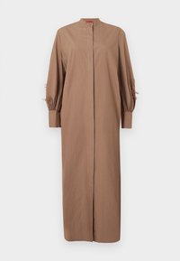 Μακρύ καφέ φόρεμα με ψηλό γιακά, μακριά φουσκωτά μανίκια και κεντήματα με λουλούδια στα πάνω μπράτσα, απεικονισμένο πάνω σε απλό φόντο.