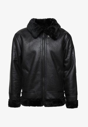 Schwarze Kunstlederjacke mit plüschigem Kragen, Reißverschluss und zwei Seitentaschen. Sie hat eine strukturierte Oberfläche und einen Kunstfellbesatz am Saum.