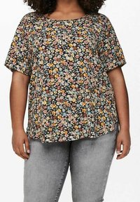 Blommönstrad kortärmad topp med svart bakgrund, prydd med flerfärgade blommor i nyanser av orange, gult och blått. Mjuk tyg, avslappnad passform.