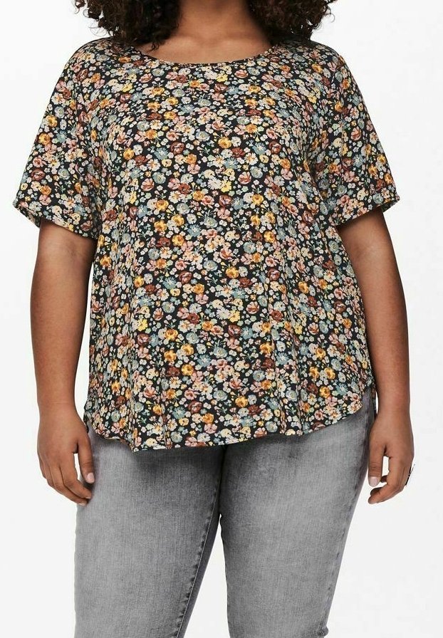 Blommönstrad kortärmad topp med svart bakgrund, prydd med flerfärgade blommor i nyanser av orange, gult och blått. Mjuk tyg, avslappnad passform.