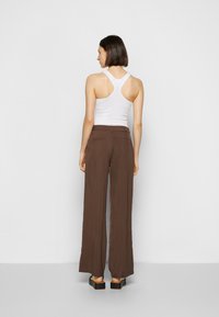 NA-KD Calças - chocolate brown