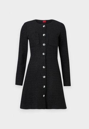 Rochie neagră cu textură, cu mâneci lungi, decolteu rotund, închidere frontală cu nasturi, două buzunare pe piept și nasturi argintii lucioși.