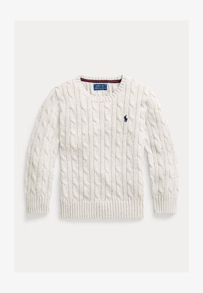 Maglione grigio chiaro a maglia cable con scollo rotondo, polsini e orlo a coste, con un piccolo logo blu sul petto.