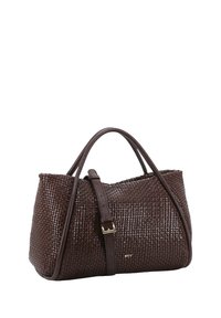 Gewebte braune Lederhandtasche mit zwei Henkeln und einem abnehmbaren Schulterriemen. Verfügt über eine strukturierte Form und dezente goldene Logoschmuckdetails.