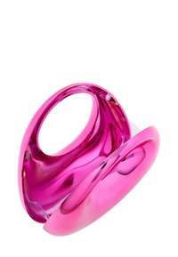 Translucent pink akryl håndtaske med en rund form, glat overflade og udskåret håndtag, der har en skinnende finish og minimal hardware.
