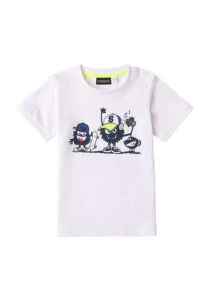 Camiseta blanca de algodón con un gráfico colorido de tres monstruos de dibujos animados, uno con una patineta, otro con auriculares y un cuello de un color brillante.