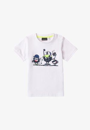 Weißes Baumwoll-T-Shirt mit einem bunten Grafikdruck von drei Cartoon-Monstern, eines mit einem Skateboard, ein anderes mit Kopfhörern und einem auffälligen farbigen Ausschnitt.