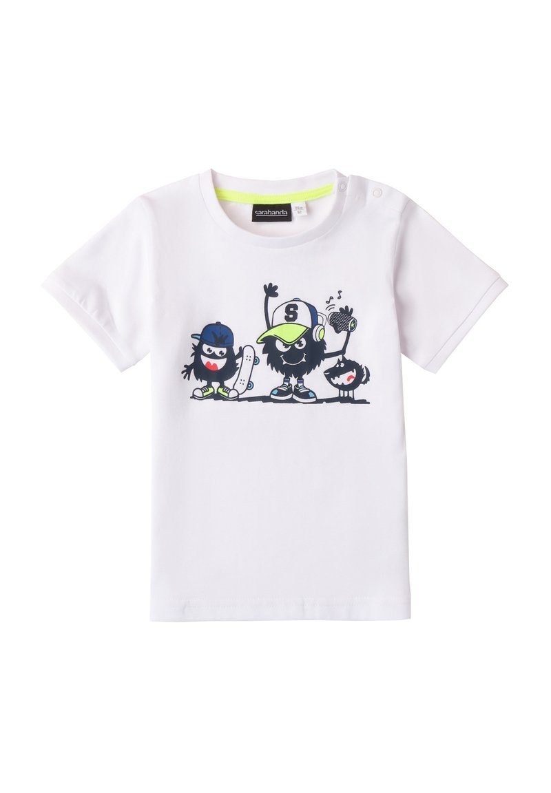 Camiseta blanca de algodón con un gráfico colorido de tres monstruos de dibujos animados, uno con una patineta, otro con auriculares y un cuello de un color brillante.