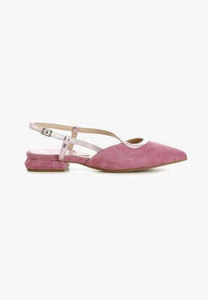 Ballerines en daim rose avec un bout pointu, des accents métalliques et une bride ajustable à la cheville. Surface texturée et petit talon carré.