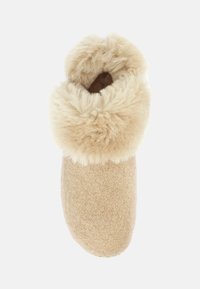 Pantofole di lana beige con un morbido colletto in pelliccia di colore crema, forma arrotondata e suola piatta. Nessun motivo visibile o dettagli in metallo.
