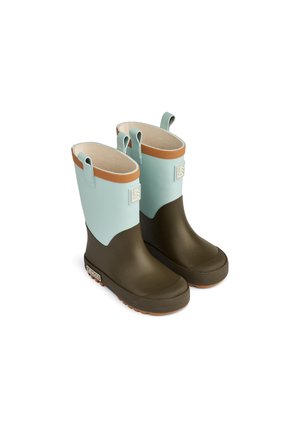 Para kaloszy z gumy do połowy łydki w kolorze oliwkowej zieleni i jasnoniebieskim z brązowymi wykończeniami i zawieszkami, na białym tle.