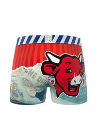Boxers pour hommes colorés avec un graphique de vache rouge à l'avant, une taille rayée bleue et des designs d'étiquettes vintage sur un fond clair.