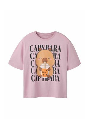 T-shirt violet clair avec un dessin animé de capybara souriant tenant une tasse de bubble tea avec le mot répété "CAPYBARA" en noir derrière.