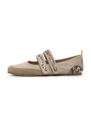 Zapato plano beige estilo Mary Jane con doble tira de estampado de serpiente, suela de goma y detalle de tacón con estampado de serpiente sobre fondo blanco.