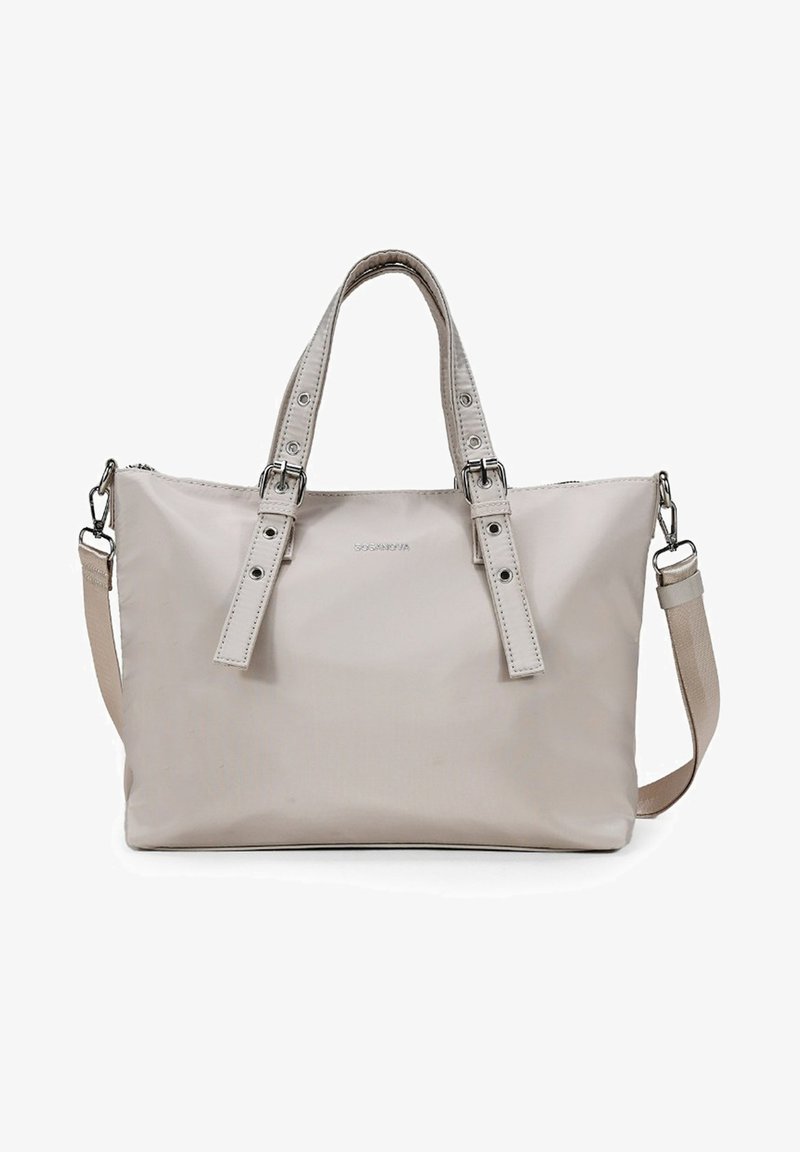 Bolso tote beige con dos asas superiores y una correa de hombro desmontable. Fabricado con un material texturizado que presenta detalles metálicos y un cierre con cremallera.