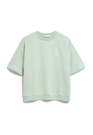 Hellgrünes Sweatshirt mit kurzen Ärmeln, Rundhalsausschnitt und kleinem cremefarbenem Logo-Patch auf der linken Brust.