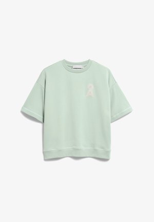 Hellgrünes Sweatshirt mit kurzen Ärmeln, Rundhalsausschnitt und kleinem cremefarbenem Logo-Patch auf der linken Brust.