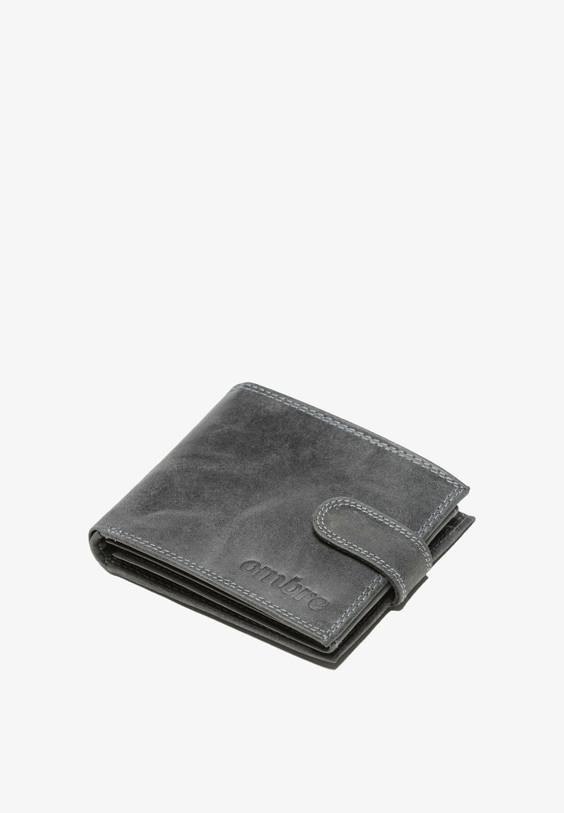 Portefeuille en cuir gris à finition texturée, avec surpiqûres blanches et fermeture à pression. La marque "ombre" est embossée sur la surface.
