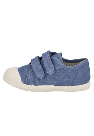 Zapato infantil de lona azul con dos tiras de velcro y suela y puntera de goma blanca.