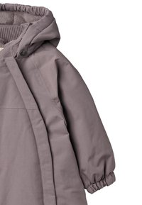 Fioletowa kurtka z kapturem, z elastycznymi mankietami i miękką, podszytą polarem podszewką. Posiada przednią listwę i przeszycia dekoracyjne. Materiał wydaje się gładki.