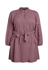 Różowo-biała sukienka w kratę, z wysokim kołnierzem, długimi rękawami, taliowaniem i paskiem do wiązania dla regulacji dopasowania.