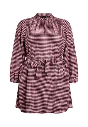 ternet kjole i pink og hvid med høj krave, lange ærmer, indsnøring i taljen og et bælte, der kan bindes for at justere pasformen.