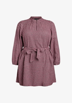 Obleka s karo vzorcem v roza in beli barvi, z visokim ovratnikom, dolgimi rokavi, poudarjenim pasom in pasom, ki segreje pas.