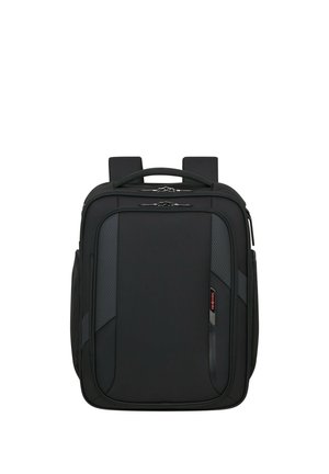 Schwarzer rechteckiger Rucksack mit gepolsterten Trägern, oberem Griff, mehreren Reißverschlussfächern und strukturierten Seitenpaneelen.