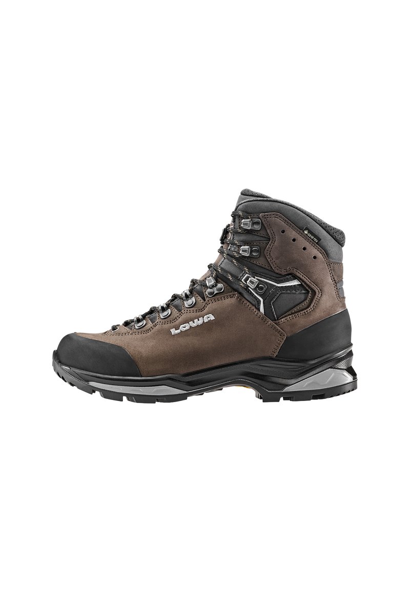 Scarpa da trekking in pelle marrone con design alto alla caviglia, colletto imbottito, occhielli in metallo e punta in gomma nera per una maggiore durata. Suola in gomma con un motivo texturizzato.