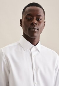 Witte button-up shirt met een gestructureerde kraag, gemaakt van gladde stof, met een nette voorflap met zichtbare knopen en minimale kreukels.