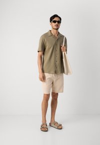 Scotch & Soda SEASONAL CORE BERMUDA - Shorts - soft camel