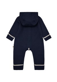 Tuta in pile blu marino con cappuccio, caratterizzata da accenti a righe grigie chiare su maniche e gambe, e chiusura a scatto sul cavallo.
