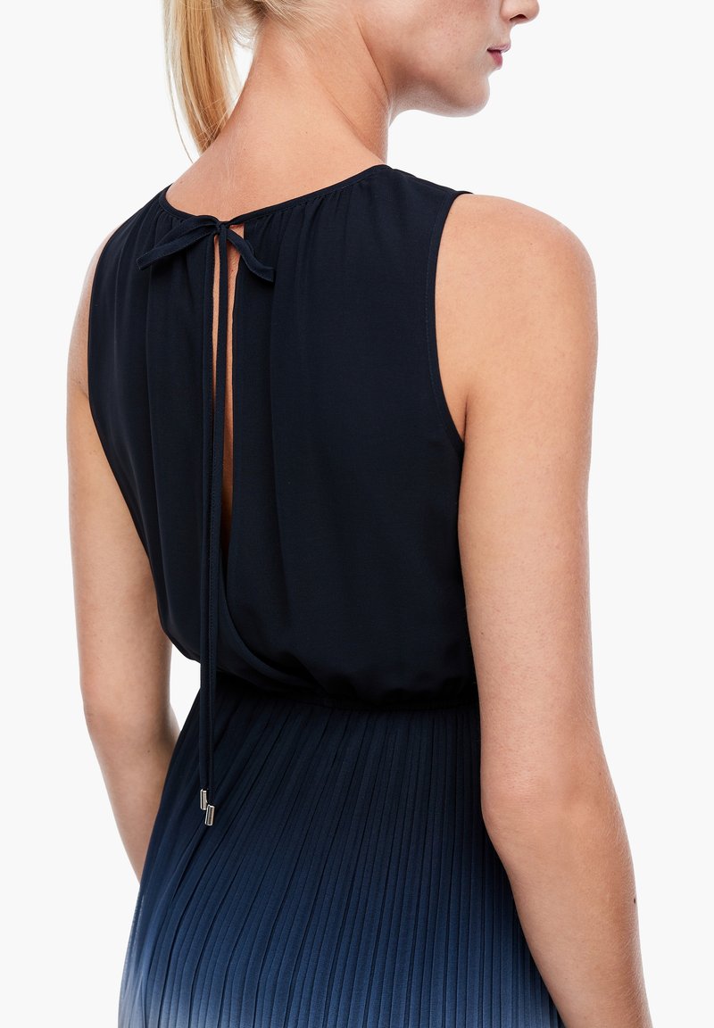 Qs By S Oliver Mit Plissee Rock Freizeitkleid Blue Tie Dye Dunkelblau Zalando De 