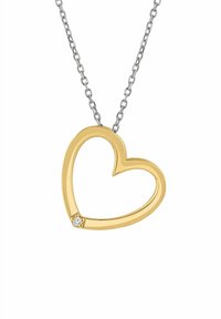 Zlatý náhrdelník s príveskom v tvare srdca s diamantovým akcentom, pripevnený na striebornej retiazke. Hladký povrch, otvorený dizajn pre vytvorenie hĺbky.