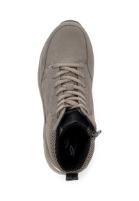 Bottines de sport gris clair avec une tige en cuir lisse, des accents en mesh texturé, un laçage à l'avant et une fermeture éclair sur le côté pour un accès facile.