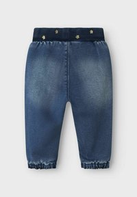 Los pantalones de bebé de mezclilla presentan un lavado azul oscuro, una cinturilla elástica con textura acanalada y detalles florales dorados. Puños elásticos en los tobillos.