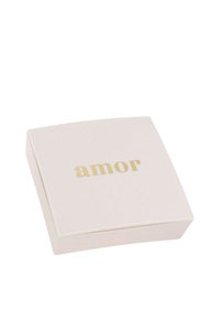 Caja cuadrada de color rosa pálido con una textura suave, que presenta la palabra "amor" en elegantes letras doradas en la tapa.
