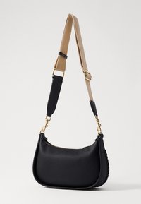 Černá texturovaná kožená taška na rameno s zakřiveným tvarem, zlatými doplňky a tkaným akcentem na jedné straně. Součástí je béžový nastavitelní popruh.