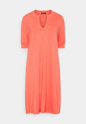 Stickad klänning - coral