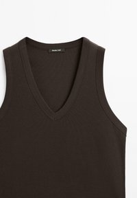 Top marrone senza maniche, con scollo a V, realizzato in tessuto a costine. Presenta un neckline pulito e dettagli di cucitura sottili. Etichetta visibile all'interno.