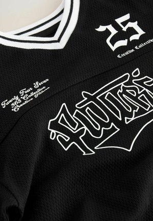 Juoda tinklelio sportinė marškinėlių su baltu ryškiniu apykaklės kraštu, drąsiais baltais stilizuotais rašmenimis „Forty5“ ir mažesniu užrašu „Twenty Four Seven 365 Collective Creative Future."