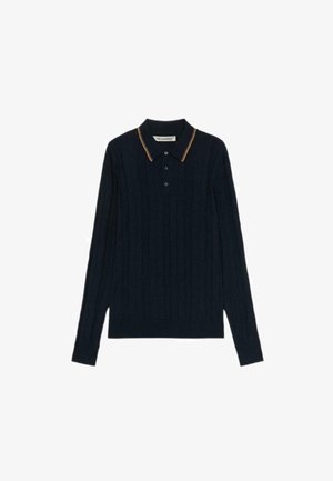Marineblauwe polo met lange mouwen, voorzien van ribbelstructuur, een twee-knopenlitz en contrasterende gele kraagafwerking. Gemaakt van zacht, rekbaar materiaal.